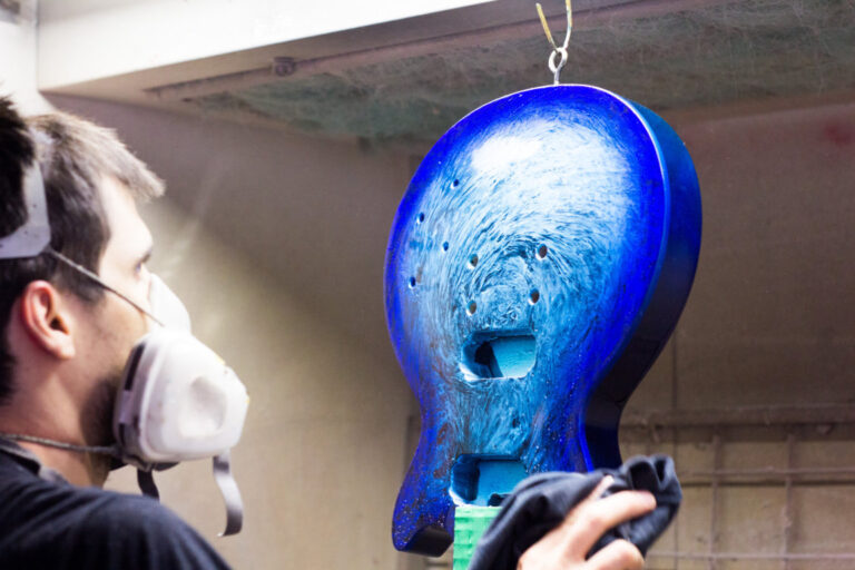 Corpo de guitarra com pintura azul