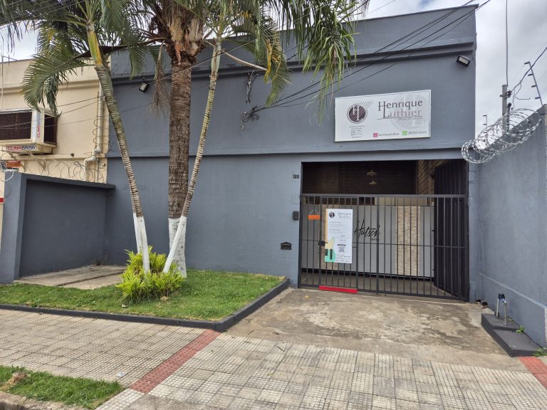 Fachada da unidade Castelo, um galpão com portão