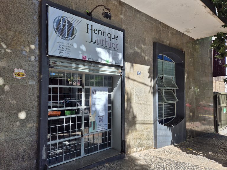 Fachada da unidade Savassi, com o letreiro Henrique Luthier