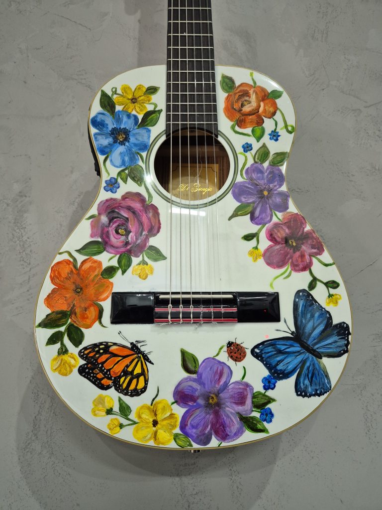 Violão com pintura artística de flores e borboletas
