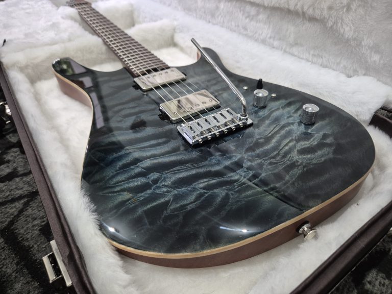 Guitarra de tampo flamed preto no case